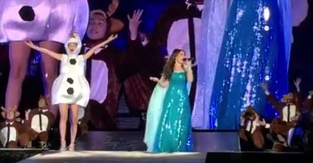 Taylor Swift Sings 'Let It Go' With Idina Menzel
