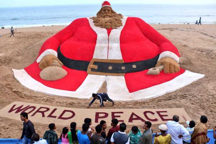 Odisha: Artist Sudarsan Pattnaik Creates What May Be World's Tallest Santa Claus Made of Sand