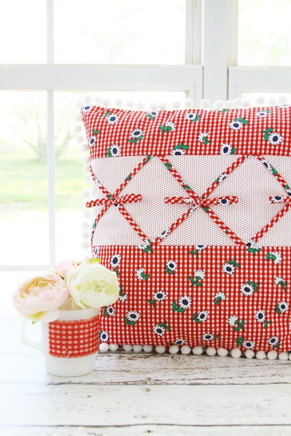 Tutorial: Retro pillow with criss cross fabric bows